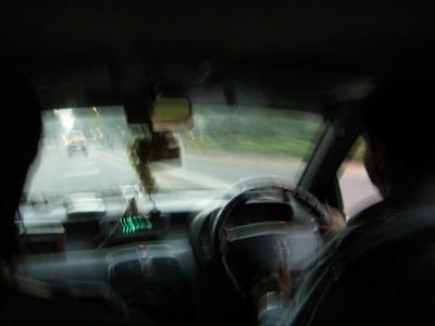 朝、プリペイドタクシーに乗り込み、ニューデリーに向け爆走中